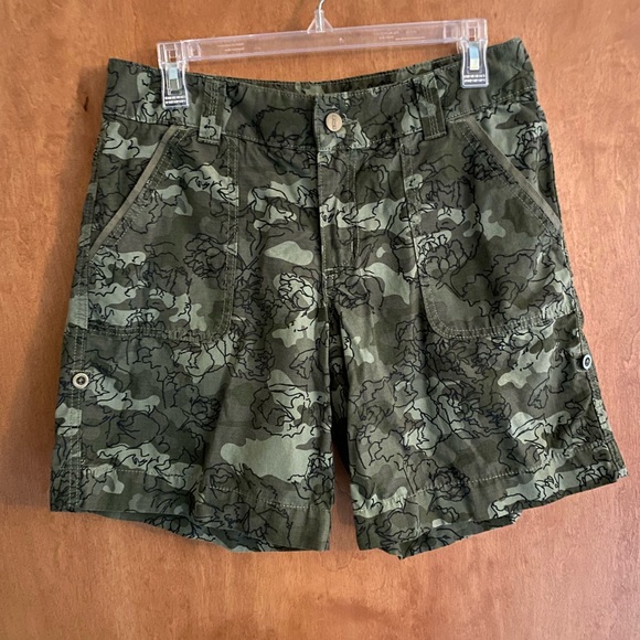 Carhartt Pants - HOST PICK! Carhartt camo roll-tab shorts size 8 LIKE NEW